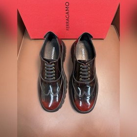 FERRAGAMO]新款德比鞋以大膽比例和豐富紋理诠釋都市優雅風範。燕尾式鞋頭