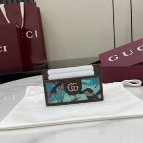 配全套原廠專櫃包裝 生動迷彩結合别緻配色，煥新演繹經典GG圖案。這款卡片夾以大理