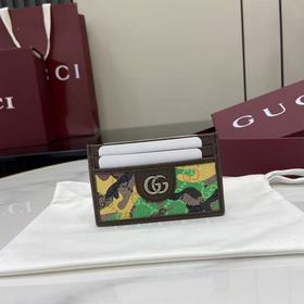 配全套原廠專櫃包裝 生動迷彩結合别緻配色，煥新演繹經典GG圖案。這款卡片夾以大理