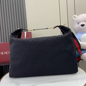 配全套原廠專櫃禮品袋包裝 2026年系列精彩呈獻箱包新作。這款旅行包采用柔和而不