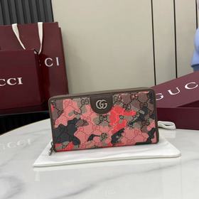 配全套原廠專櫃包裝 生動迷彩結合别緻配色，煥新演繹經典GG圖案。這款全拉鍊錢包以