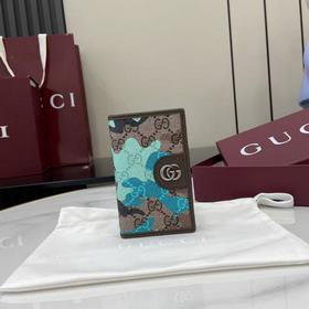 配全套原廠專櫃包裝 生動迷彩結合别緻配色，煥新演繹經典GG圖案。這款長款卡片夾以