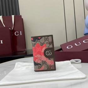 配全套原廠專櫃包裝 生動迷彩結合别緻配色，煥新演繹經典GG圖案。這款長款卡片夾以