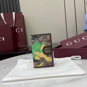 配全套原廠專櫃包裝 生動迷彩結合别緻配色，煥新演繹經典GG圖案。這款長款卡片夾以