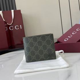 配全套原廠專櫃包裝 飾GG細節錢包。Gucci小件皮革配飾突破設計界限，不斷以個