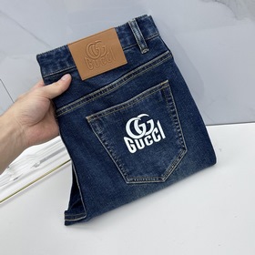 Gucci古馳 男裝系列屬于時裝圈無法複制和取代的存在，代表着意式典型的品牌