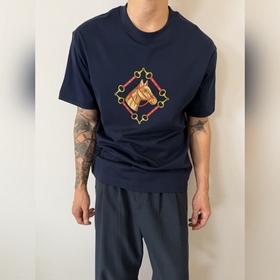 GUCCI 2026馬年限定短袖來啦！胸前專屬印花自帶氛圍感，經典LOGO元素與