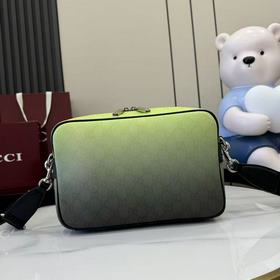 配全套原廠專櫃包裝 别開生面的綠色調漸變效果印花為這款基礎功能單品倍添時尚美感。