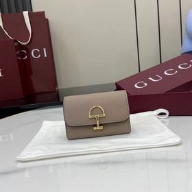 配全套原廠專櫃包裝 [新品]Gucci延續品牌深厚傳承，深化與馬術本源的聯結。半