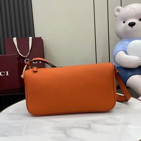 配全套原廠專櫃包裝 煥新呈現Gucci Half Horsebit系列，以現代風