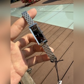 女款_最新款古馳GUCCI，G-Frame系列腕表采用優雅長方形表殼，巧妙融合典藏細節