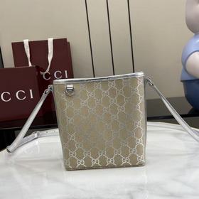 配全套原廠專櫃包裝 [新品]2026秋冬系列， 這款迷你水桶包以實用設計煥新演繹