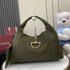 配全套原廠專櫃包裝 這款Gucci Softbit系列肩背包匠心融蘊大號半馬銜扣
