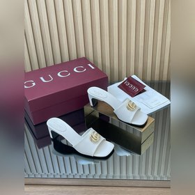 [新款出貨]GuCCl高端精品， 2046春夏新款雙G扣 馬蹄駝背 中粗跟涼鞋拖
