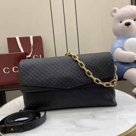 配全套原廠專櫃包裝 大號 該手袋融蘊現代廓形與品牌标志性圖案。這款剪裁流暢的手袋