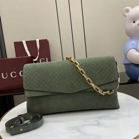 配全套原廠專櫃包裝 大號 該手袋融蘊現代廓形與品牌标志性圖案。這款剪裁流暢的手袋