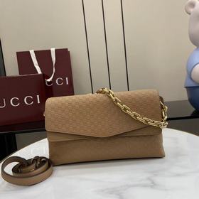 配全套原廠專櫃包裝 該手袋融蘊現代廓形與品牌标志性圖案。這款剪裁流暢的手袋搭配飾
