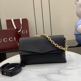 配全套原廠專櫃包裝 該手袋融蘊現代廓形與品牌标志性圖案。這款剪裁流暢的手袋搭配飾