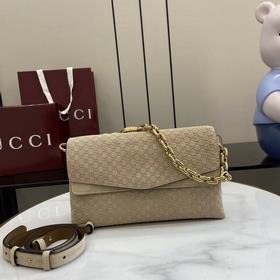 配全套原廠專櫃包裝 該手袋融蘊現代廓形與品牌标志性圖案。這款剪裁流暢的手袋搭配飾