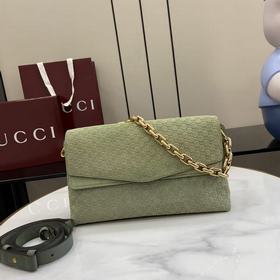 配全套原廠專櫃包裝 該手袋融蘊現代廓形與品牌标志性圖案。這款剪裁流暢的手袋搭配飾