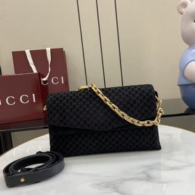 配全套原廠專櫃包裝 該手袋融蘊現代廓形與品牌标志性圖案。這款剪裁流暢的手袋搭配飾