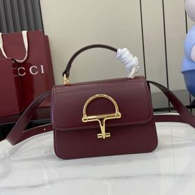 配全套原廠專櫃包裝 Gucci Siena系列煥新演繹品牌經典馬銜扣元素，打造魅