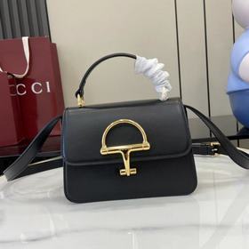 配全套原廠專櫃包裝 Gucci Siena系列煥新演繹品牌經典馬銜扣元素，打造魅