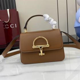 配全套原廠專櫃包裝 Gucci Siena系列煥新演繹品牌經典馬銜扣元素，打造魅