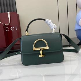 配全套原廠專櫃包裝 Gucci Siena系列煥新演繹品牌經典馬銜扣元素，打造魅