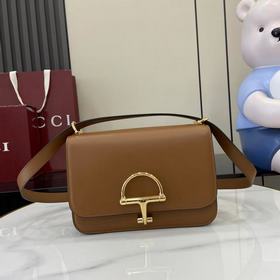 配全套原廠專櫃包裝 Gucci Siena系列煥新演繹品牌經典元素馬銜扣，打造魅