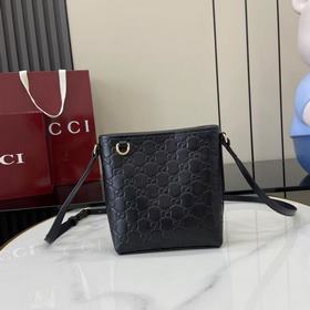 配全套原廠專櫃包裝 [新品]2026秋冬系列， 這款迷你水桶包以實用設計煥新演繹
