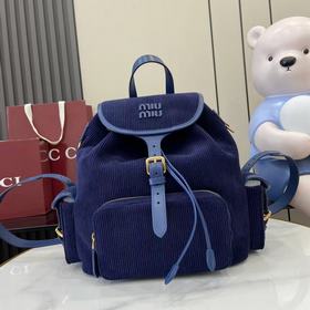 配全套原廠專櫃包裝 MIU新品學院風雙肩包：燈芯絨與高品質小牛皮的完美搭配，厚實