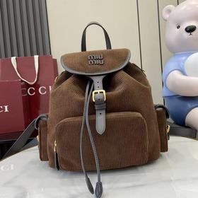 配全套原廠專櫃包裝 MIU新品學院風雙肩包：燈芯絨與高品質小牛皮的完美搭配，厚實