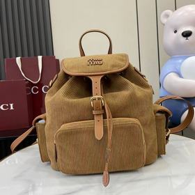 配全套原廠專櫃包裝 MIU新品學院風雙肩包：燈芯絨與高品質小牛皮的完美搭配，厚實