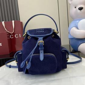 配全套原廠專櫃包裝 MIU新品學院風雙肩包：燈芯絨與高品質小牛皮的完美搭配，厚實