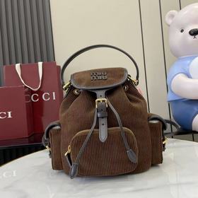 配全套原廠專櫃包裝 MIU新品學院風雙肩包：燈芯絨與高品質小牛皮的完美搭配，厚實