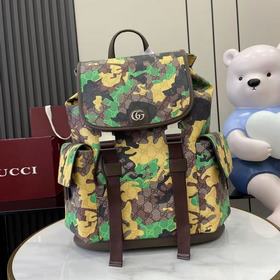 配全套原廠專櫃包裝 生動迷彩結合别緻配色，煥新演繹經典GG圖案。這款大號背包以大