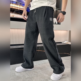 Loewe 複古格紋加厚休閑褲，冬日慵懶氛圍感拉滿 冬日穿搭怕臃腫？這條加厚格