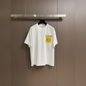 Loewe 貼袋刺繡短袖T恤，定制緞光精密超柔錦棉 細膩柔軟 舒适貼膚 以經典黑
