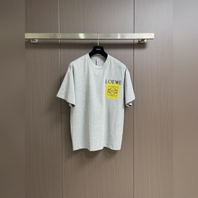 Loewe 貼袋刺繡短袖T恤，定制緞光精密超柔錦棉 細膩柔軟 舒适貼膚 以經典黑