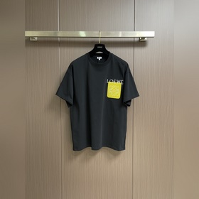 Loewe 貼袋刺繡短袖T恤，定制緞光精密超柔錦棉 細膩柔軟 舒适貼膚 以經典黑