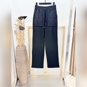 Size 46，48，50，52碼 經典黑，深寶藍兩色 男女同款 1V路易家 2