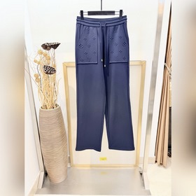Size 46，48，50，52碼 經典黑，深寶藍兩色 男女同款 1V路易家 2