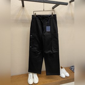 1V  路易家26SS早春 本款雅緻的工裝褲，混紡斜紋布塑就休閑廓形将休閑風格
