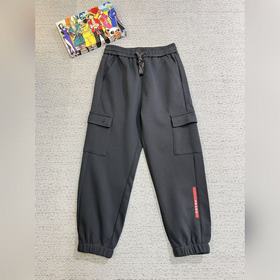 PRADA 普拉達 頂級貨品 2026秋冬新款休閑褲！官網同步發售。品牌經典L