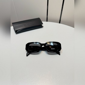 經典百搭黑色 超級百搭 經典 上臉舒适 PRADA SPR 17W-F 普拉達