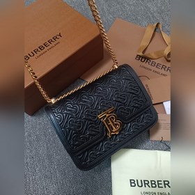 B家版型立挺的 TB 專屬标識鎖扣包 ，選用绗縫專屬标識羔羊皮材質制作，鎖扣裝飾
