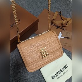 B家版型立挺的 TB 專屬标識鎖扣包 ，選用绗縫專屬标識羔羊皮材質制作，鎖扣裝飾