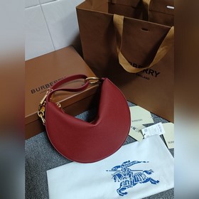 B家煥新重塑迷你肩背造型。俱有少女風範。又不失高級感選用意大利粒紋小牛皮材質打造