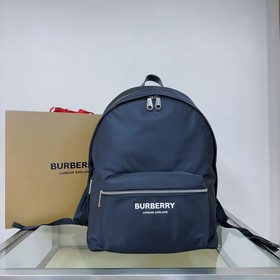 B家新款尼龍雙肩包，印有煥新的品牌徽标，搭配平滑皮革邊飾，肩背帶飾有 Bur字母